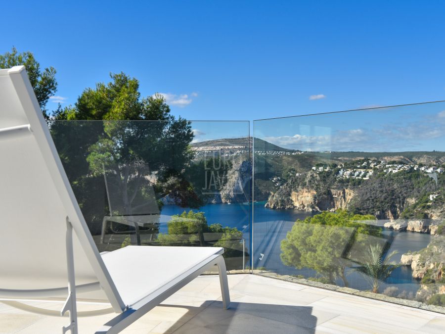 Villa Ambolo, une propriété emblématique en bord de falaise avec une vue infinie sur la mer