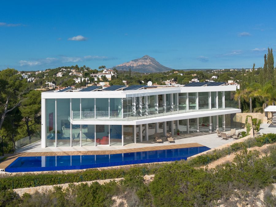 Villa Ambolo, une propriété emblématique en bord de falaise avec une vue infinie sur la mer