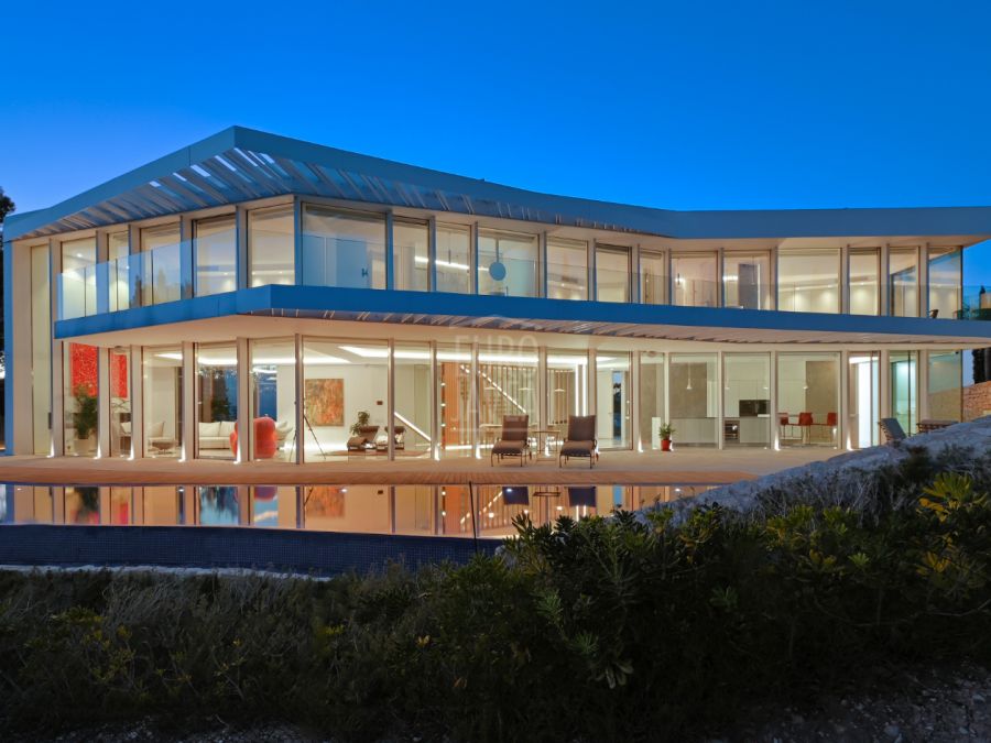 Villa Ambolo, une propriété emblématique en bord de falaise avec une vue infinie sur la mer