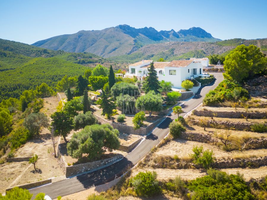 Villa Helena, élégante propriété entourée d’un magnifique paysage méditerranéen