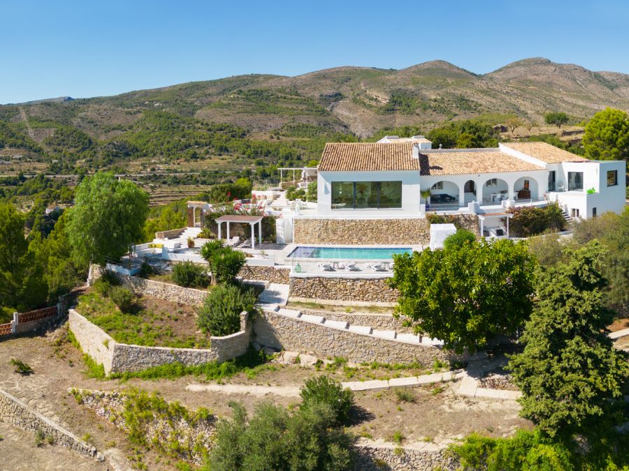 Villa Helena, élégante propriété entourée d’un magnifique paysage méditerranéen