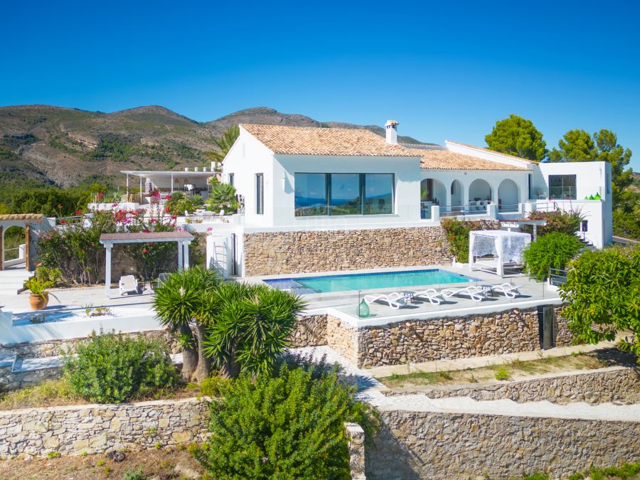 Villa Helena, élégante propriété entourée d’un magnifique paysage méditerranéen