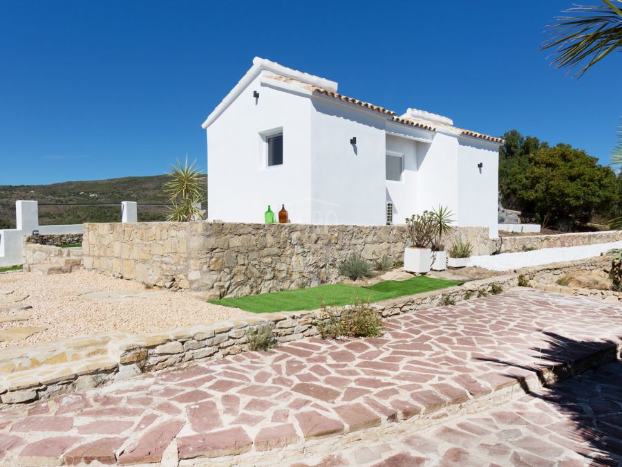 Villa Helena, élégante propriété entourée d’un magnifique paysage méditerranéen