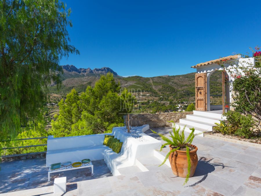 Villa Helena, élégante propriété entourée d’un magnifique paysage méditerranéen