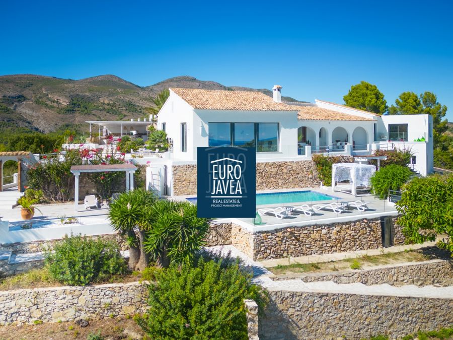 Villa Helena, élégante propriété entourée d’un magnifique paysage méditerranéen