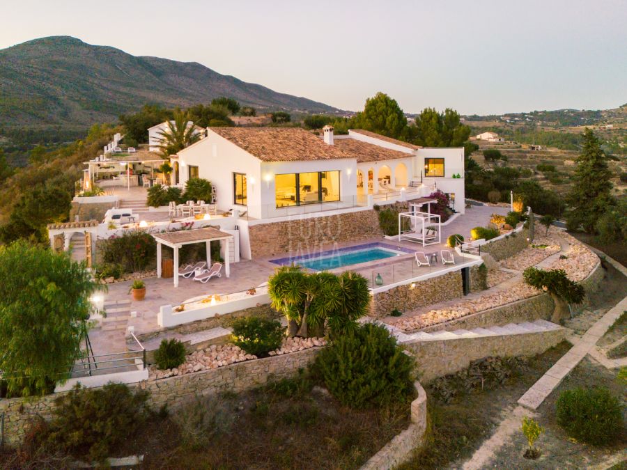 Villa Helena, élégante propriété entourée d’un magnifique paysage méditerranéen