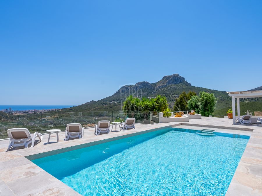 Villa Helena, élégante propriété entourée d’un magnifique paysage méditerranéen