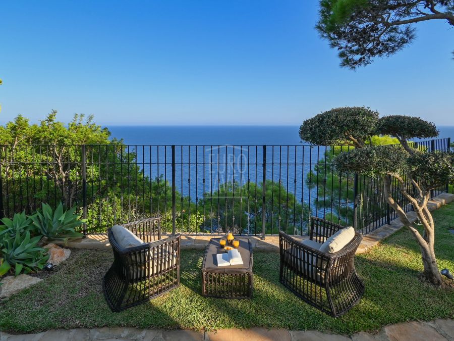 Villa méditerranéenne exceptionnelle Eden en première ligne avec des vues imprenables sur la mer