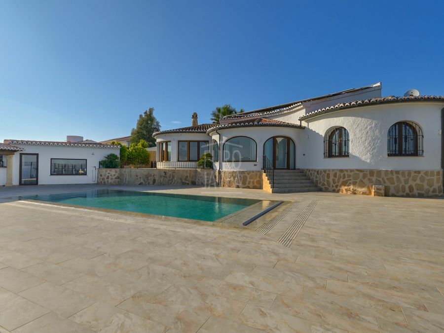 Villa méditerranéenne exceptionnelle Eden en première ligne avec des vues imprenables sur la mer