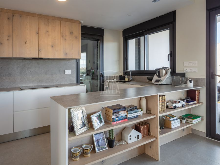 Exclusief appartement op slechts enkele minuten van het Arenal-strand in Jávea, met open uitzicht