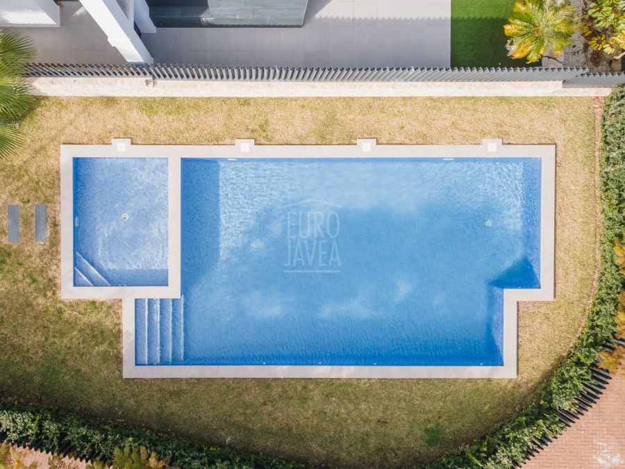 Exclusief appartement op slechts enkele minuten van het Arenal-strand in Jávea, met open uitzicht