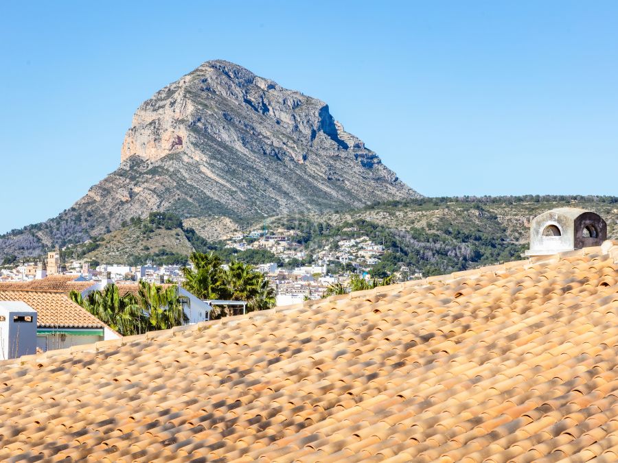 Apartment for sale just a few steps from Arenal Beach and the Port in Jávea, with direct access to the sea.