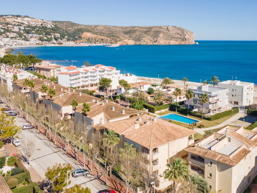 Apartment for sale just a few steps from Arenal Beach and the Port in Jávea, with direct access to the sea.