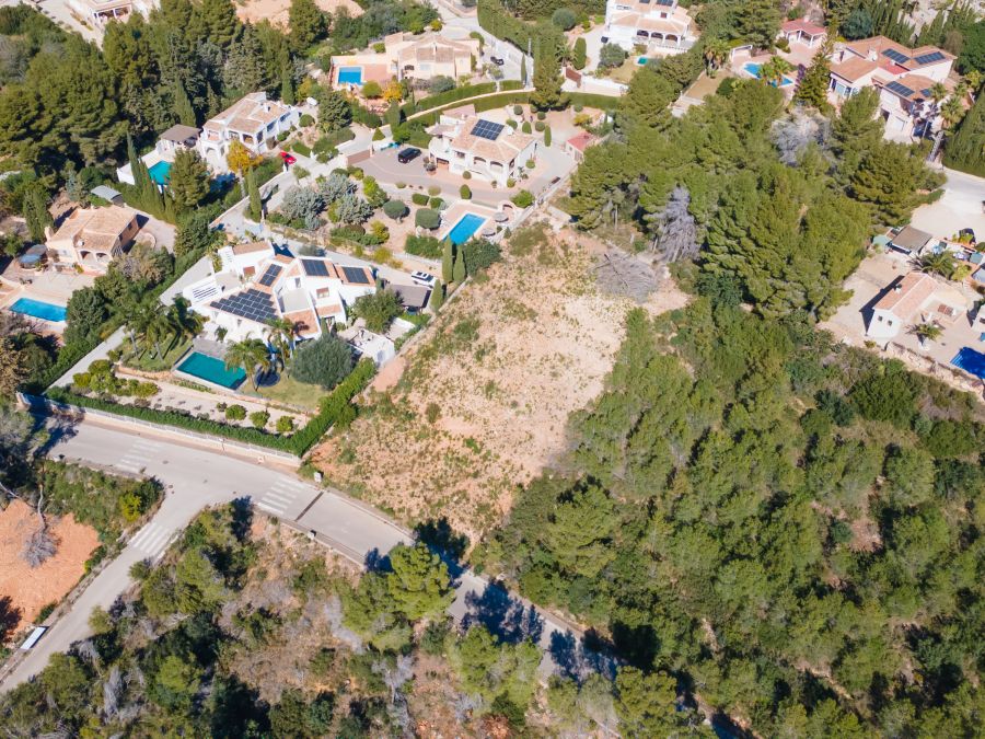 Exclusive plot for sale in the prestigious Montgó area with granted building permit