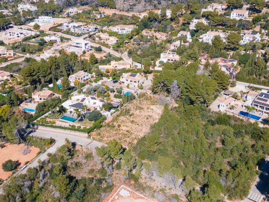 Exclusive plot for sale in the prestigious Montgó area with granted building permit