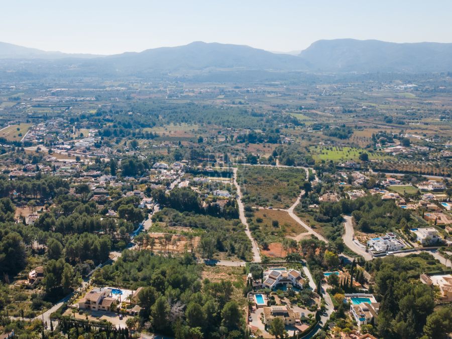 Exclusive plot for sale in the prestigious Montgó area with granted building permit