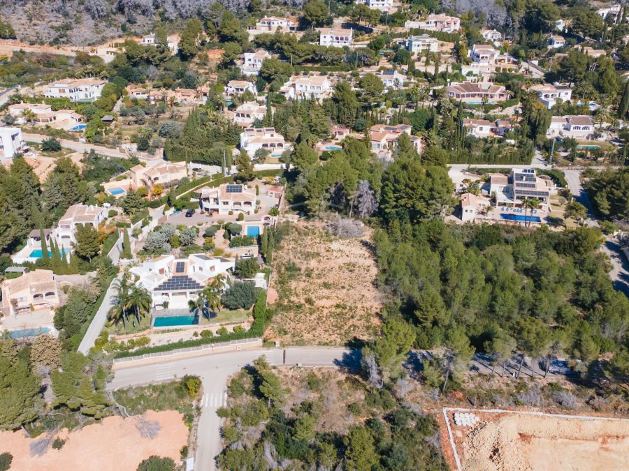 Exclusive plot for sale in the prestigious Montgó area with granted building permit