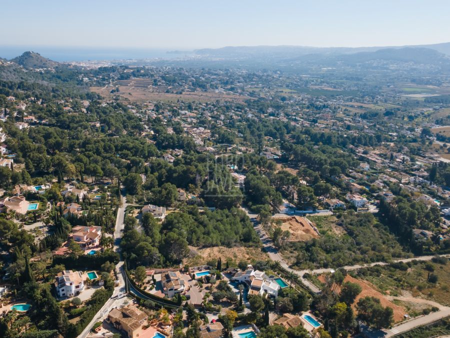 Exclusive plot for sale in the prestigious Montgó area with granted building permit