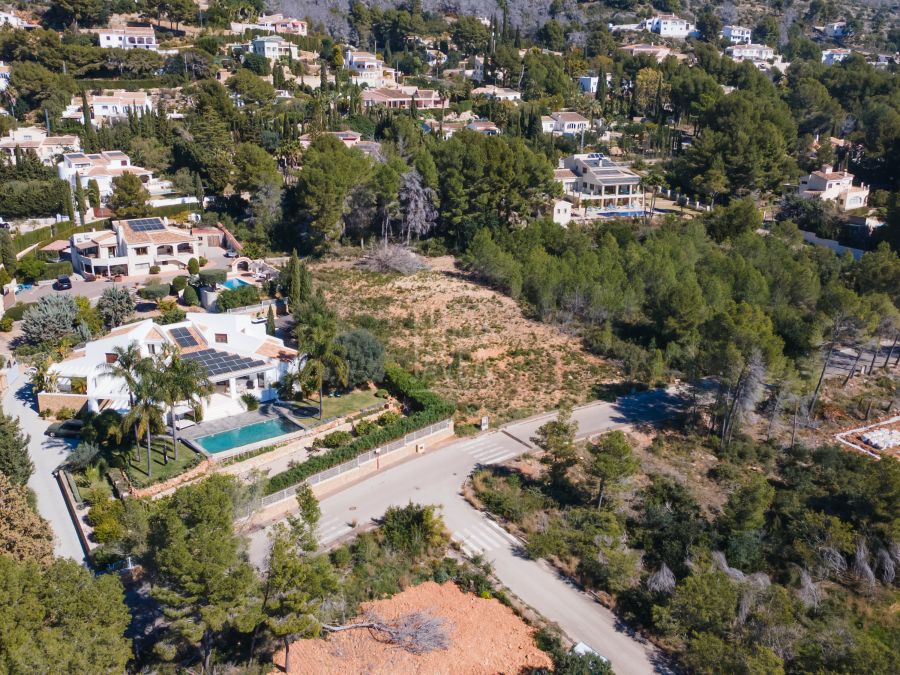 Exclusive plot for sale in the prestigious Montgó area with granted building permit