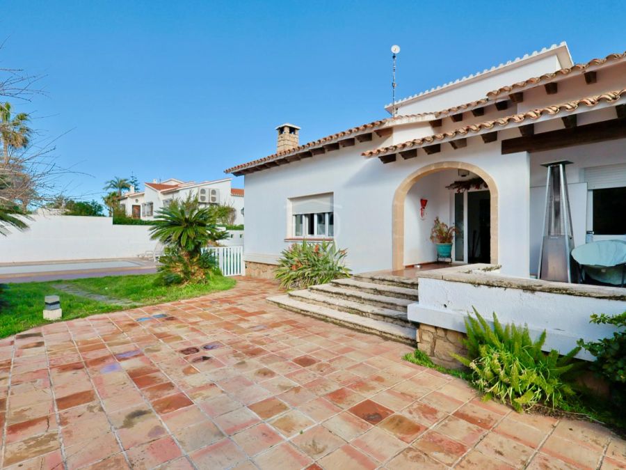 Mediterrane villa te renoveren aan de eerste lijn aan zee in Dénia