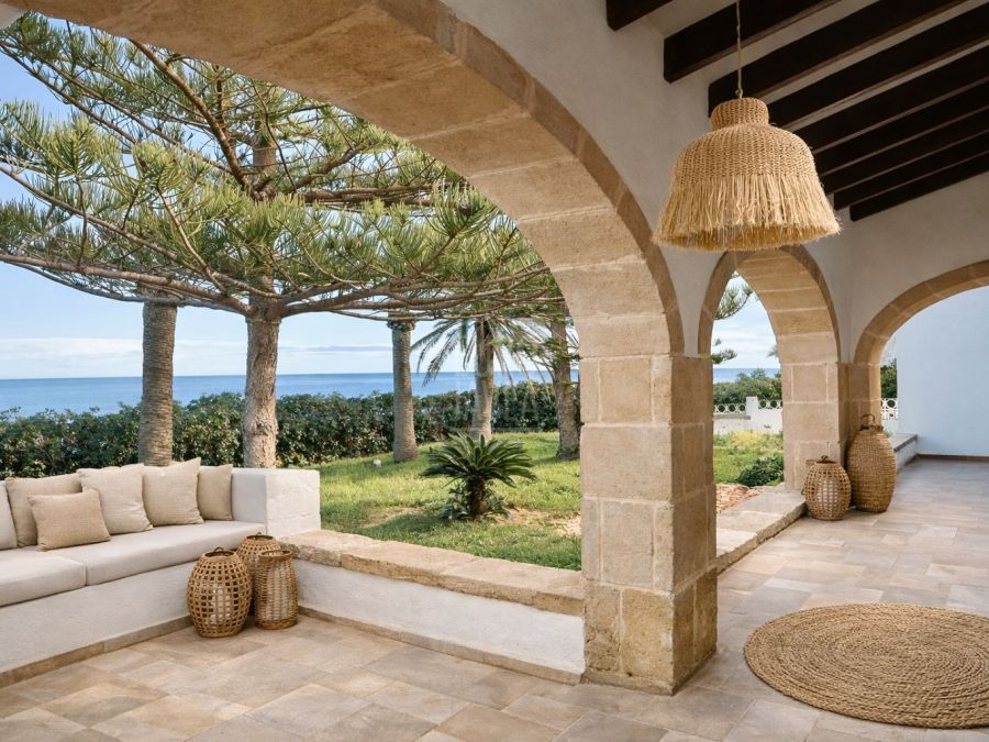 Mediterrane villa te renoveren aan de eerste lijn aan zee in Dénia