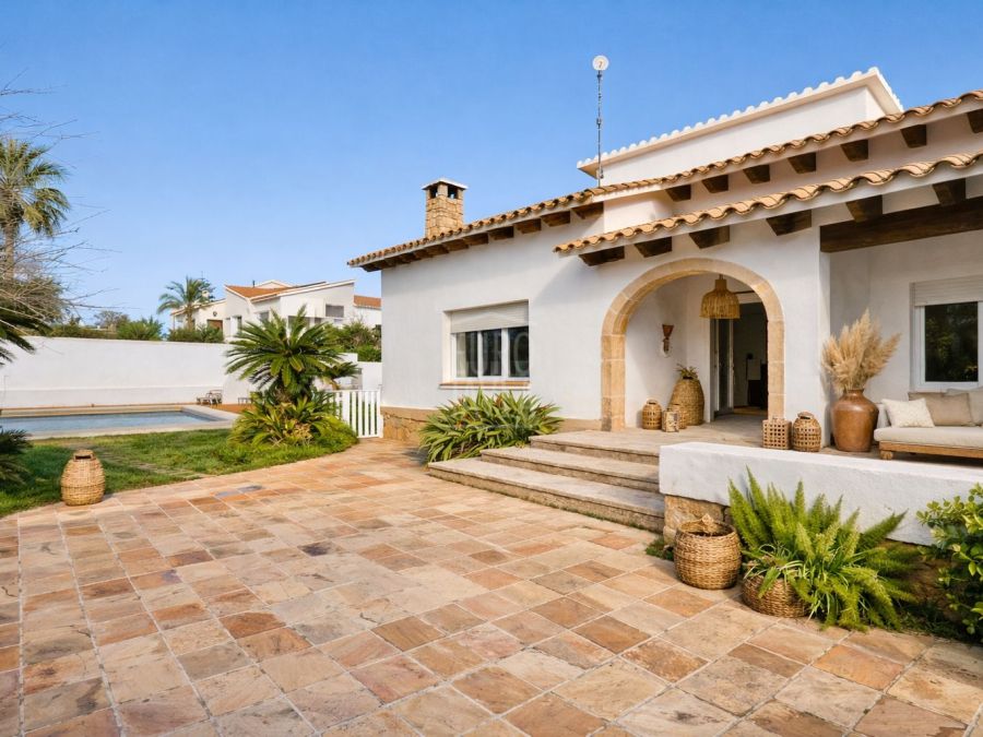 Mediterrane villa te renoveren aan de eerste lijn aan zee in Dénia