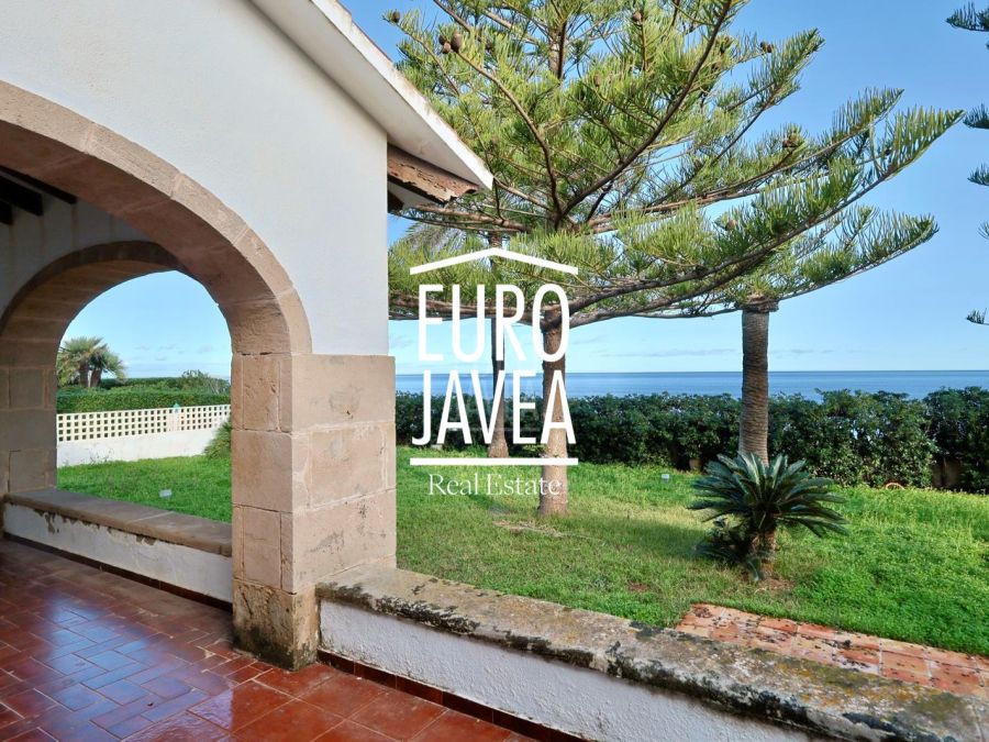 Mediterrane villa te renoveren aan de eerste lijn aan zee in Dénia