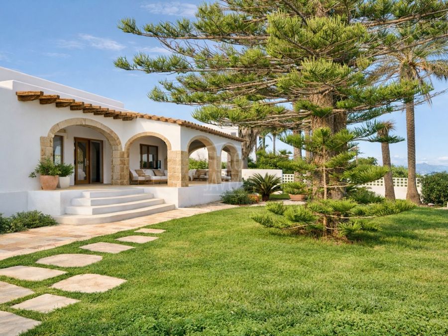 Mediterrane villa te renoveren aan de eerste lijn aan zee in Dénia