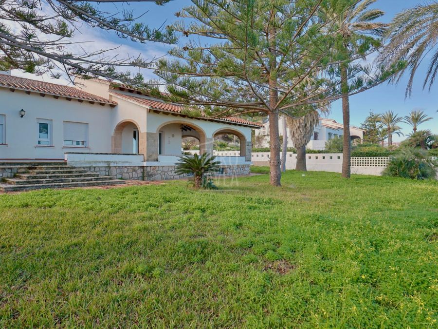 Mediterrane villa te renoveren aan de eerste lijn aan zee in Dénia