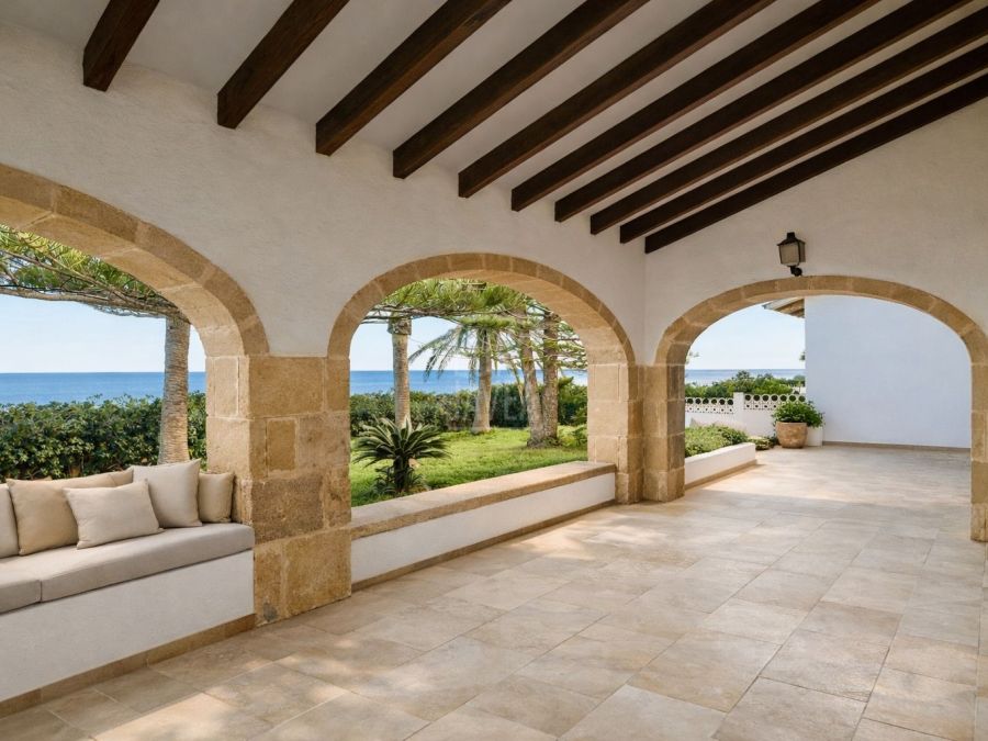 Mediterrane villa te renoveren aan de eerste lijn aan zee in Dénia
