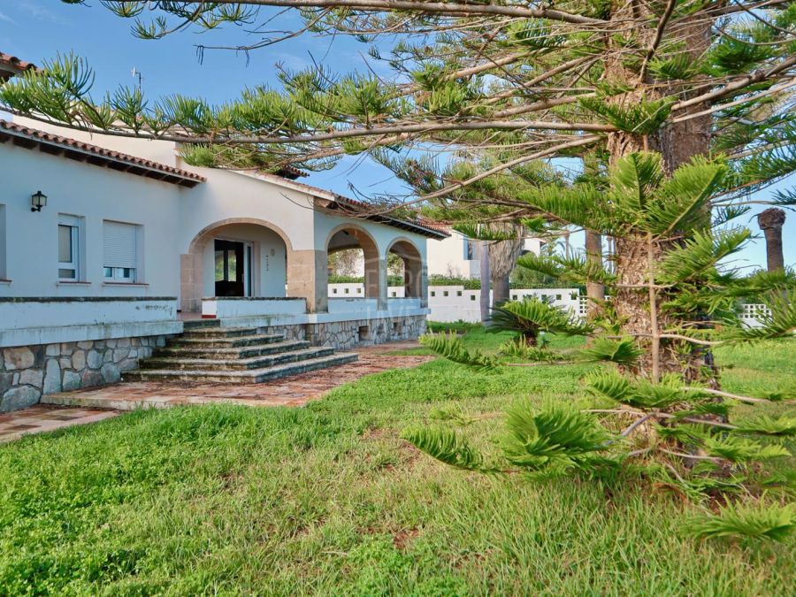 Mediterrane villa te renoveren aan de eerste lijn aan zee in Dénia