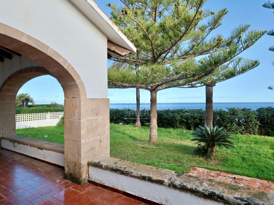 Mediterrane villa te renoveren aan de eerste lijn aan zee in Dénia