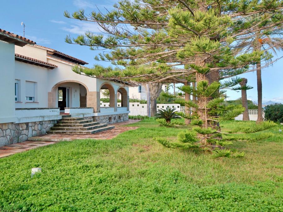 Mediterrane villa te renoveren aan de eerste lijn aan zee in Dénia