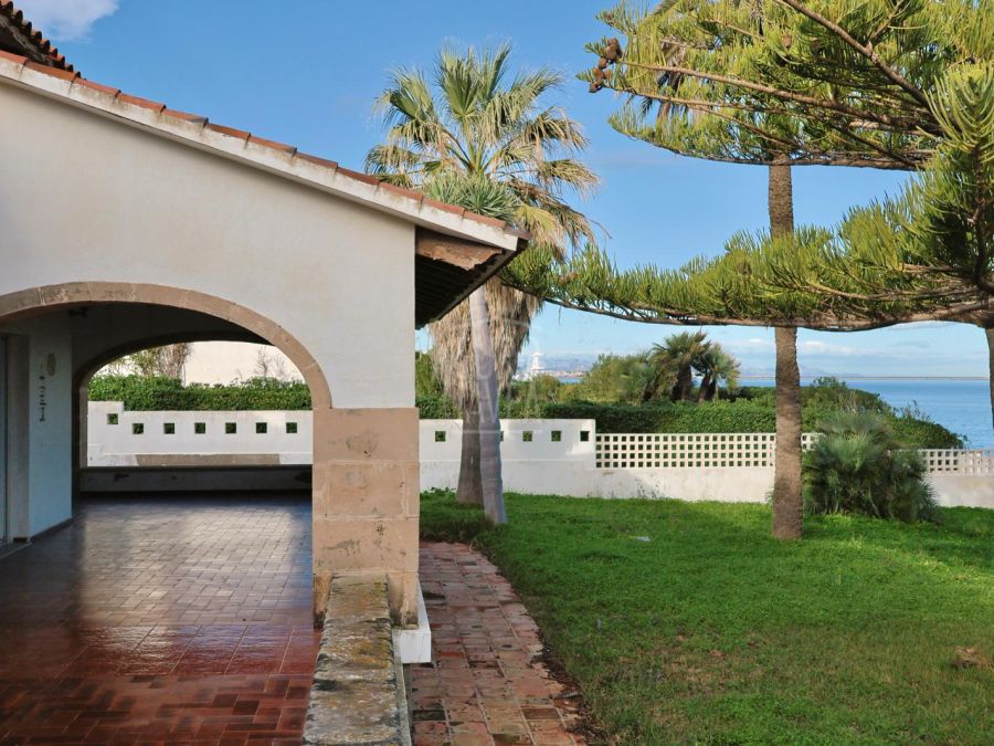 Mediterrane villa te renoveren aan de eerste lijn aan zee in Dénia