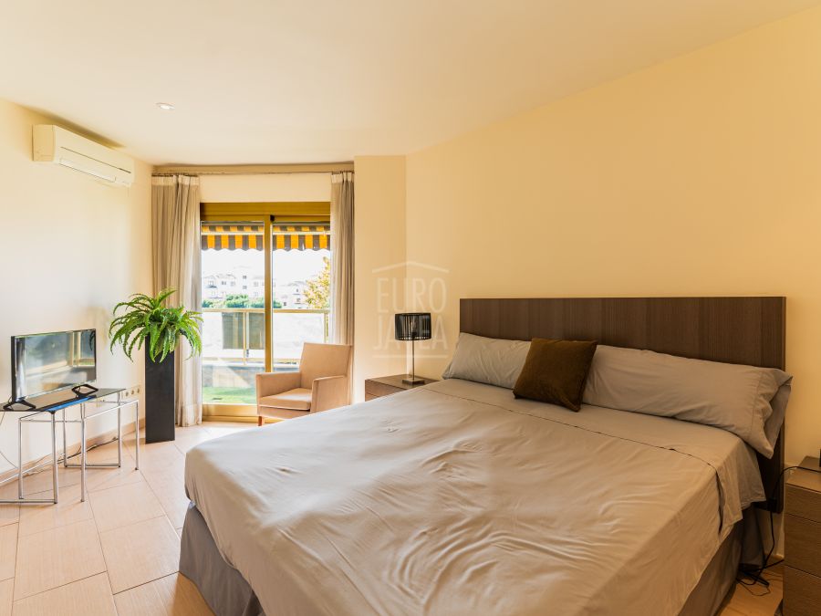 Apartment for sale in the centre of Jávea harbour with open views