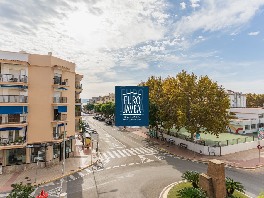 Apartment for sale in the centre of Jávea harbour with open views