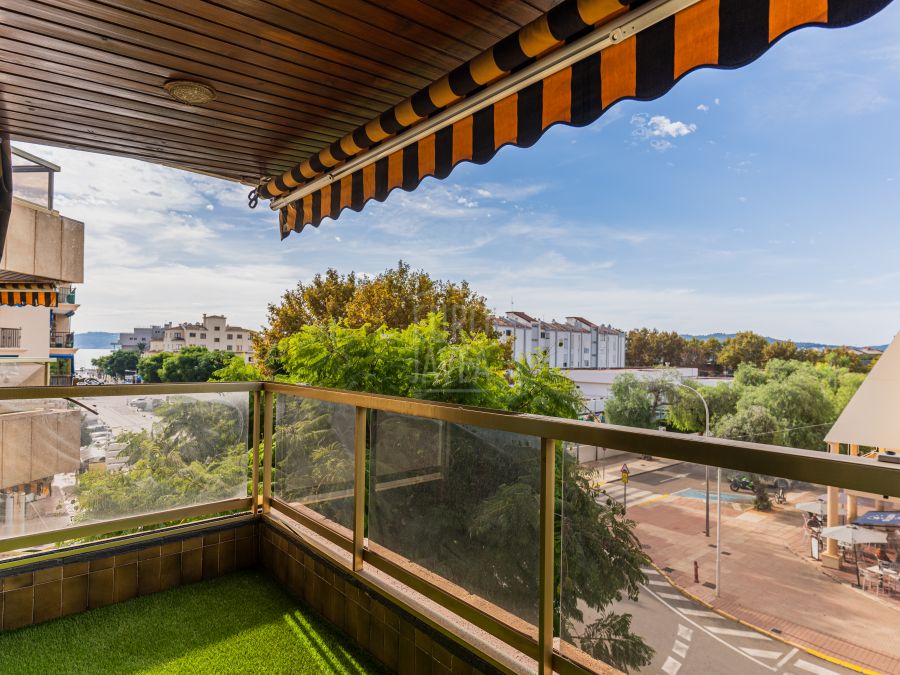 Apartment for sale in the centre of Jávea harbour with open views