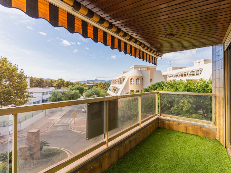 Apartment for sale in the centre of Jávea harbour with open views