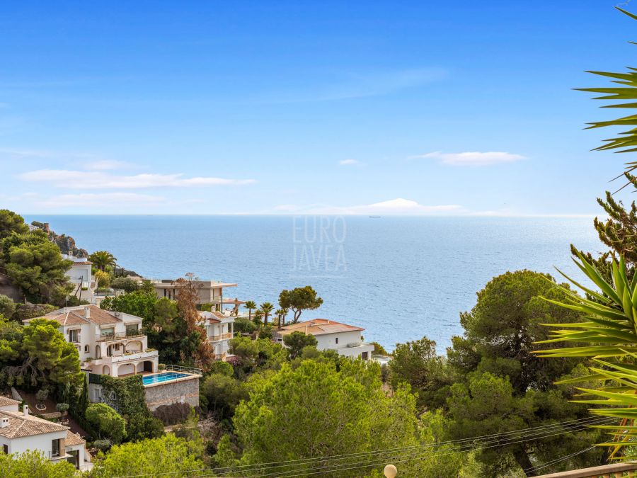 Exclusive Mediterranean-style villa in Granadella Natural Park area in Jávea, with sea views
