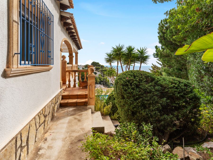 Exclusive Mediterranean-style villa in Granadella Natural Park area in Jávea, with sea views