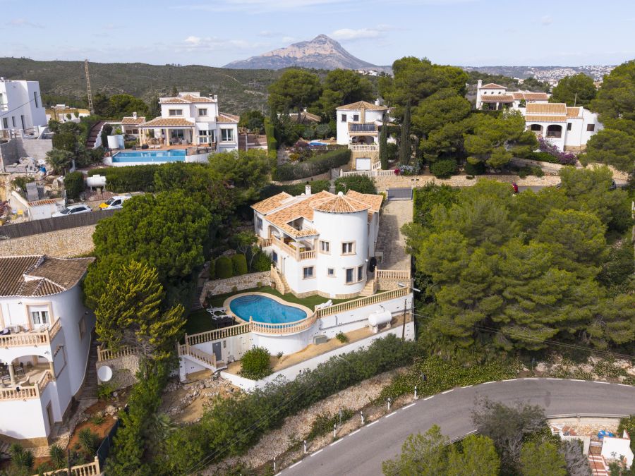 Exclusive Mediterranean-style villa in Granadella Natural Park area in Jávea, with sea views