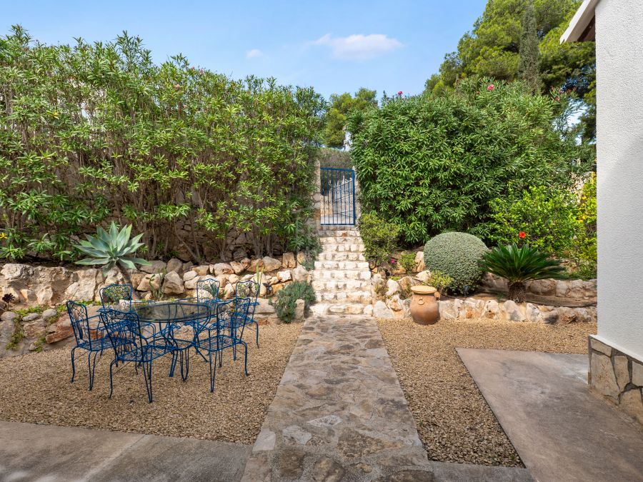 Exclusive Mediterranean-style villa in Granadella Natural Park area in Jávea, with sea views