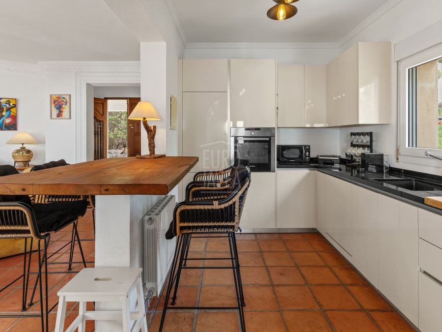 Exclusive Mediterranean-style villa in Granadella Natural Park area in Jávea, with sea views