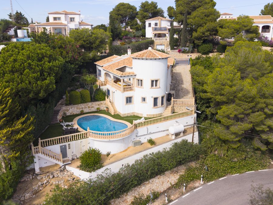 Exclusive Mediterranean-style villa in Granadella Natural Park area in Jávea, with sea views