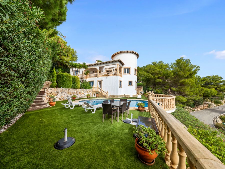 Exclusive Mediterranean-style villa in Granadella Natural Park area in Jávea, with sea views