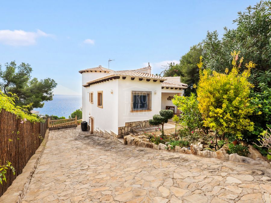 Exclusive Mediterranean-style villa in Granadella Natural Park area in Jávea, with sea views