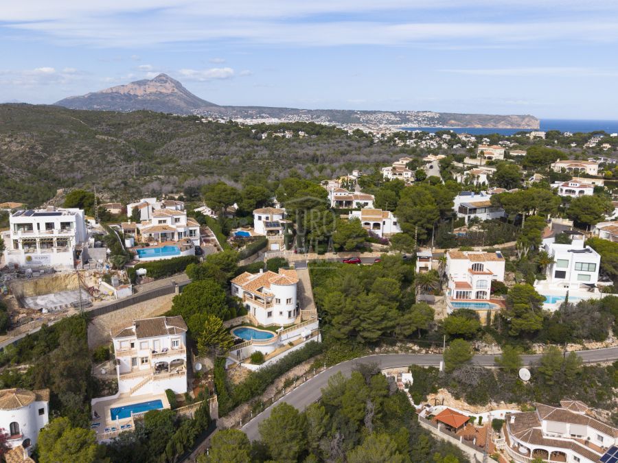 Exclusive Mediterranean-style villa in Granadella Natural Park area in Jávea, with sea views