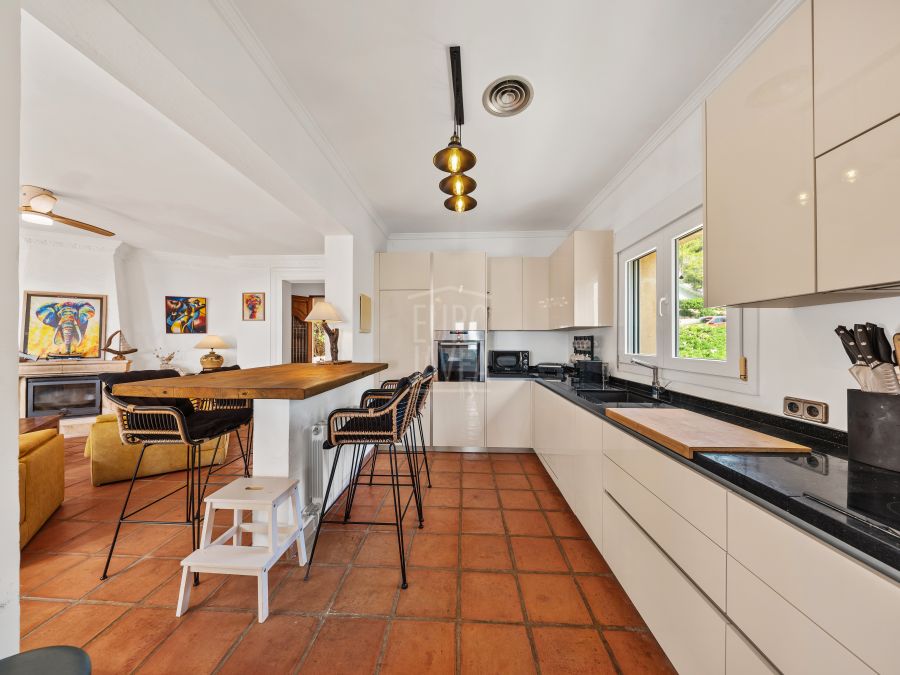 Exclusive Mediterranean-style villa in Granadella Natural Park area in Jávea, with sea views