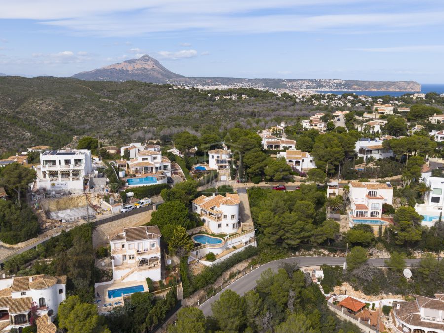 Exclusive Mediterranean-style villa in Granadella Natural Park area in Jávea, with sea views
