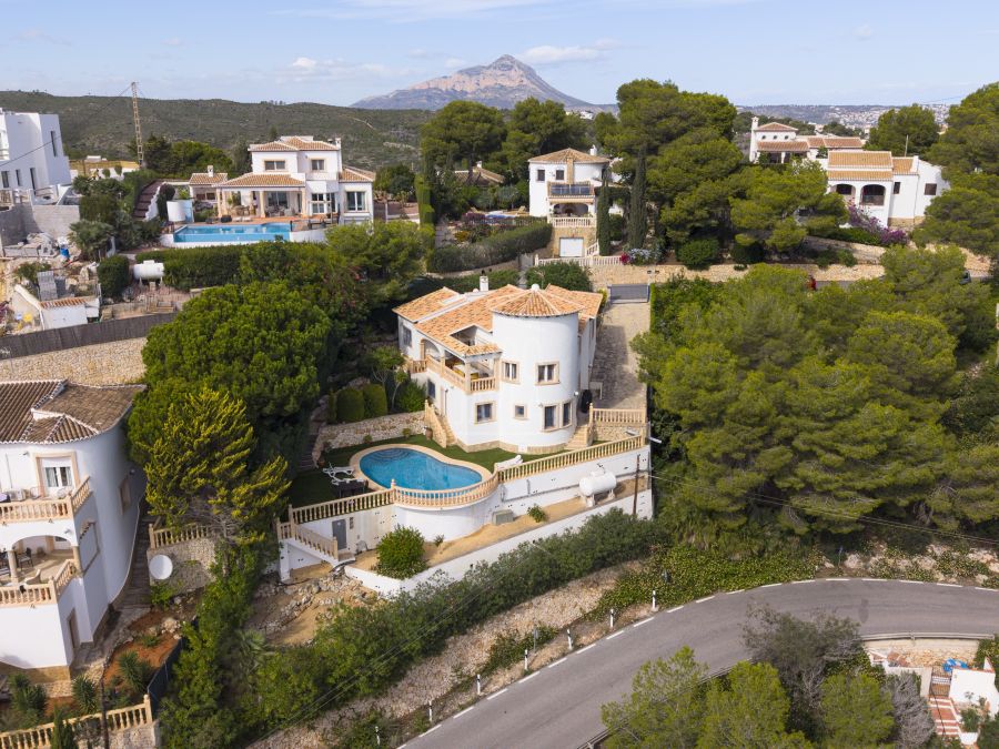 Exclusive Mediterranean-style villa in Granadella Natural Park area in Jávea, with sea views